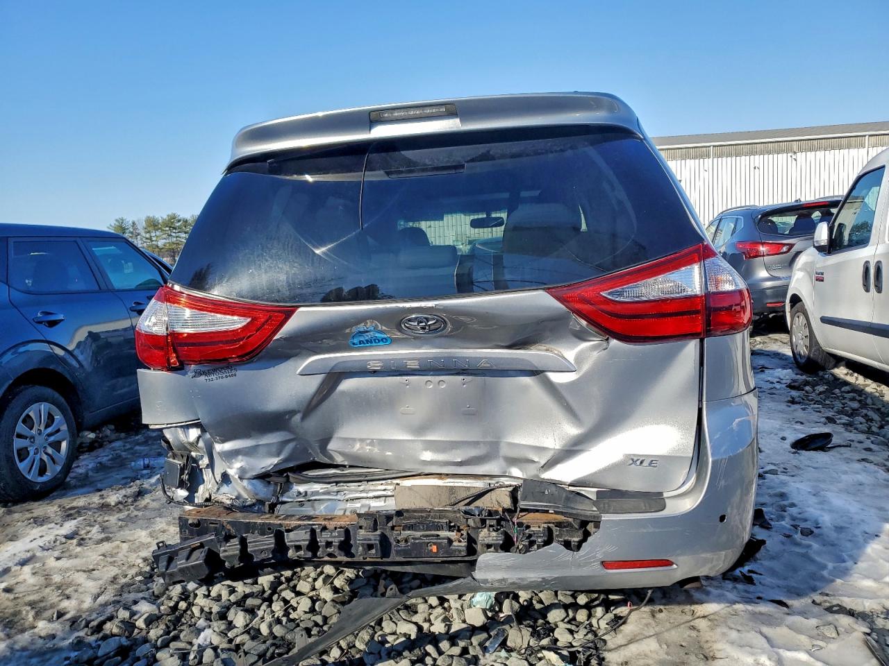 2017 TOYOTA SIENNA XLE photo 6