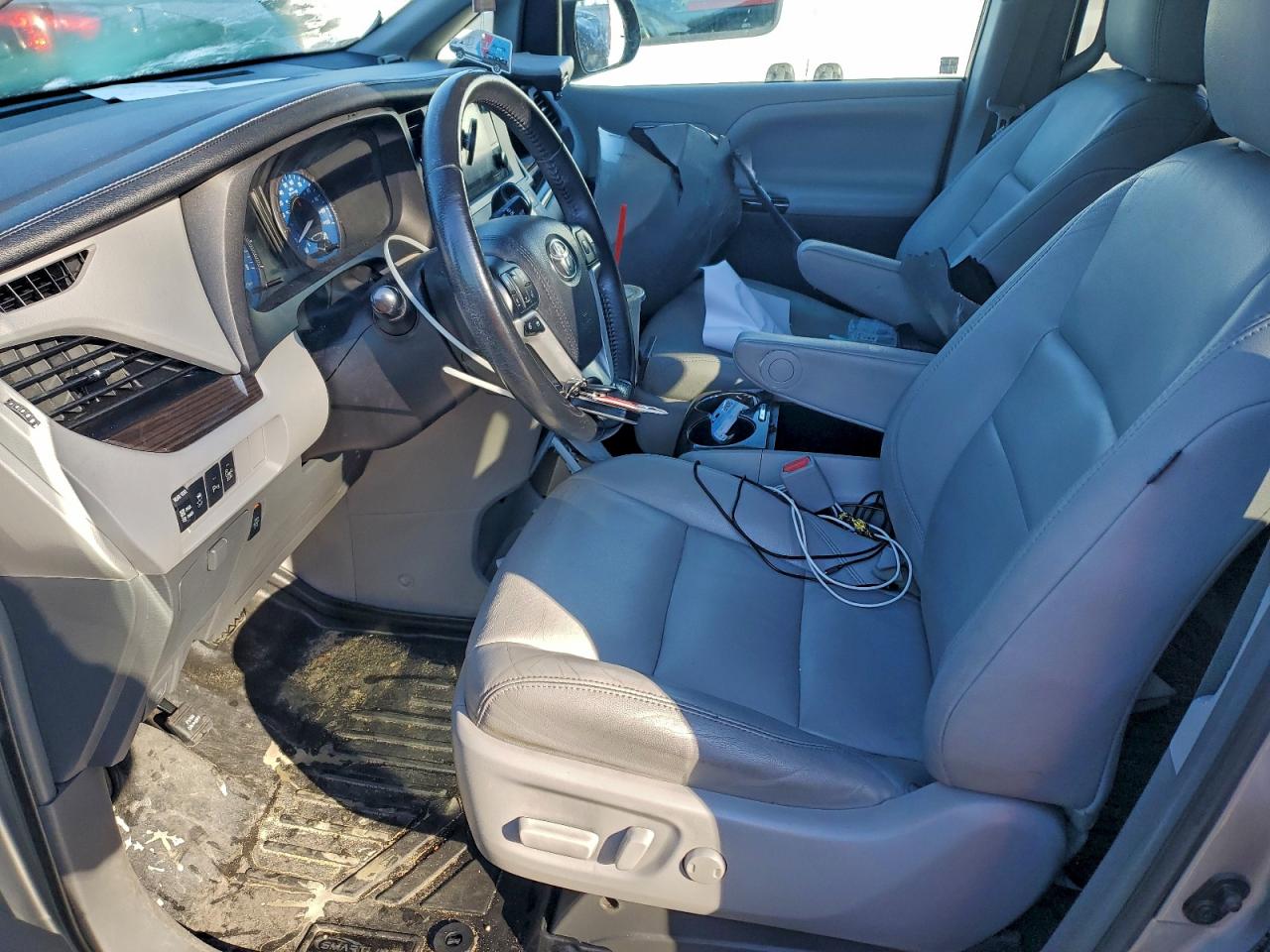 2017 TOYOTA SIENNA XLE photo 7