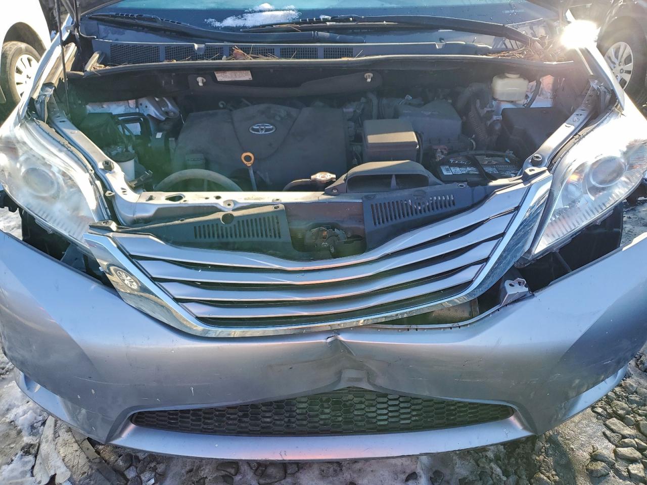 2017 TOYOTA SIENNA XLE photo 12