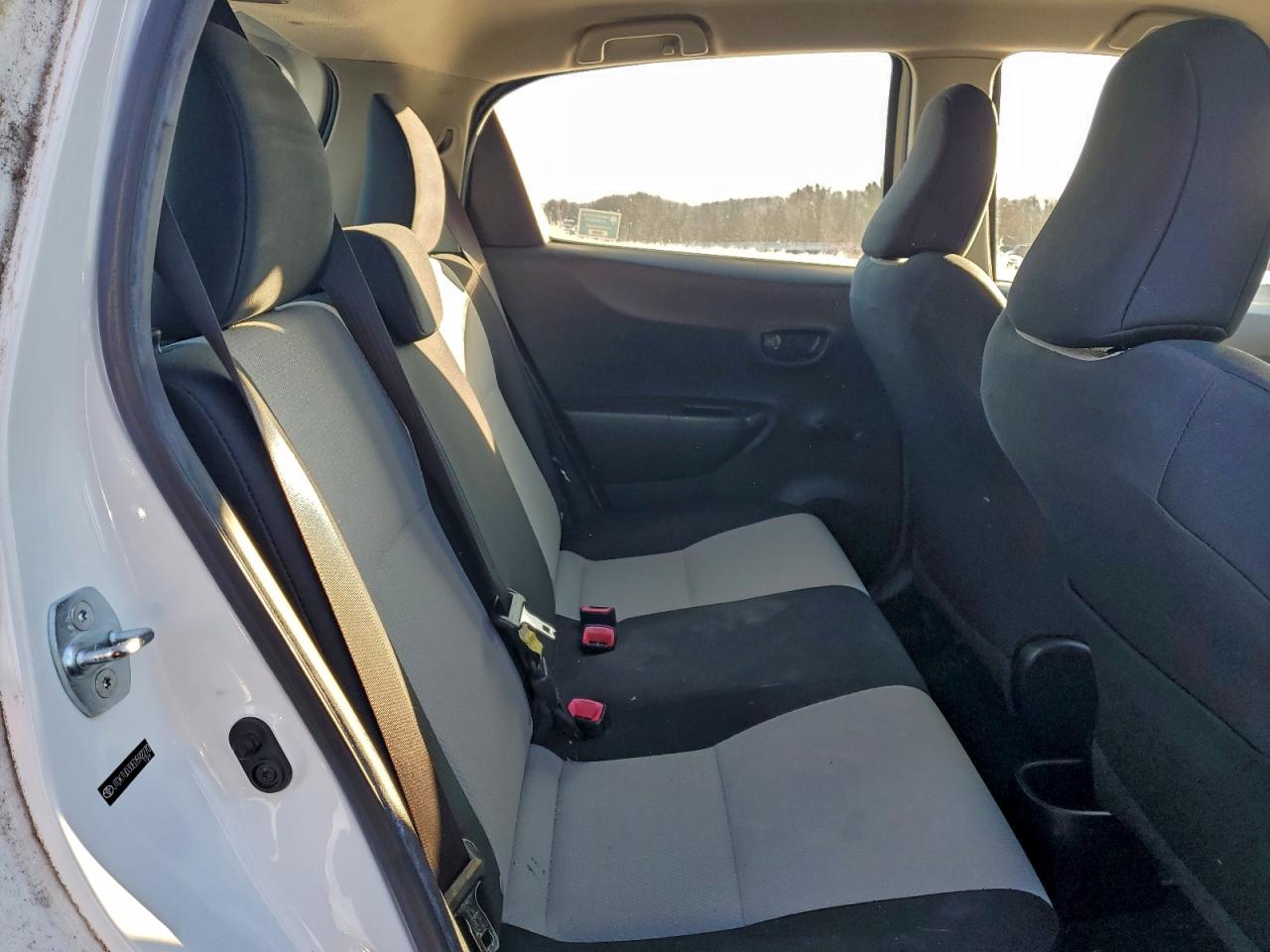 2014 TOYOTA YARIS photo 11
