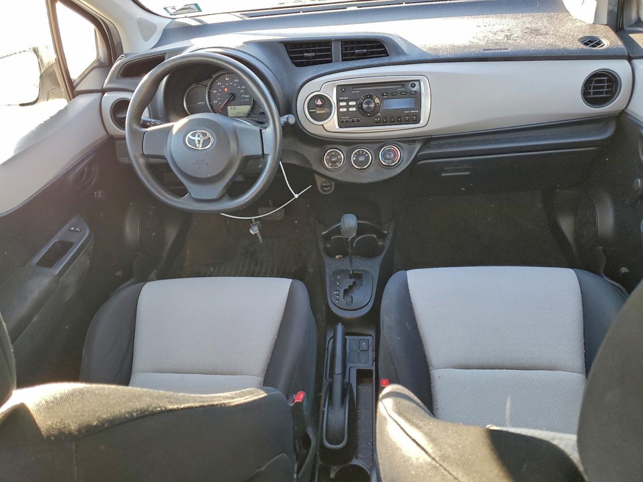 2014 TOYOTA YARIS photo 8
