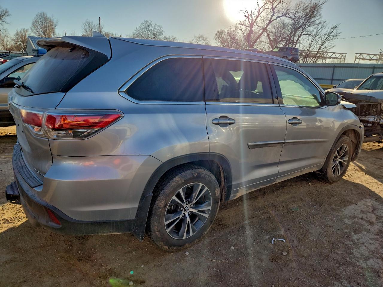 2016 TOYOTA HIGHLANDER XLE photo 3