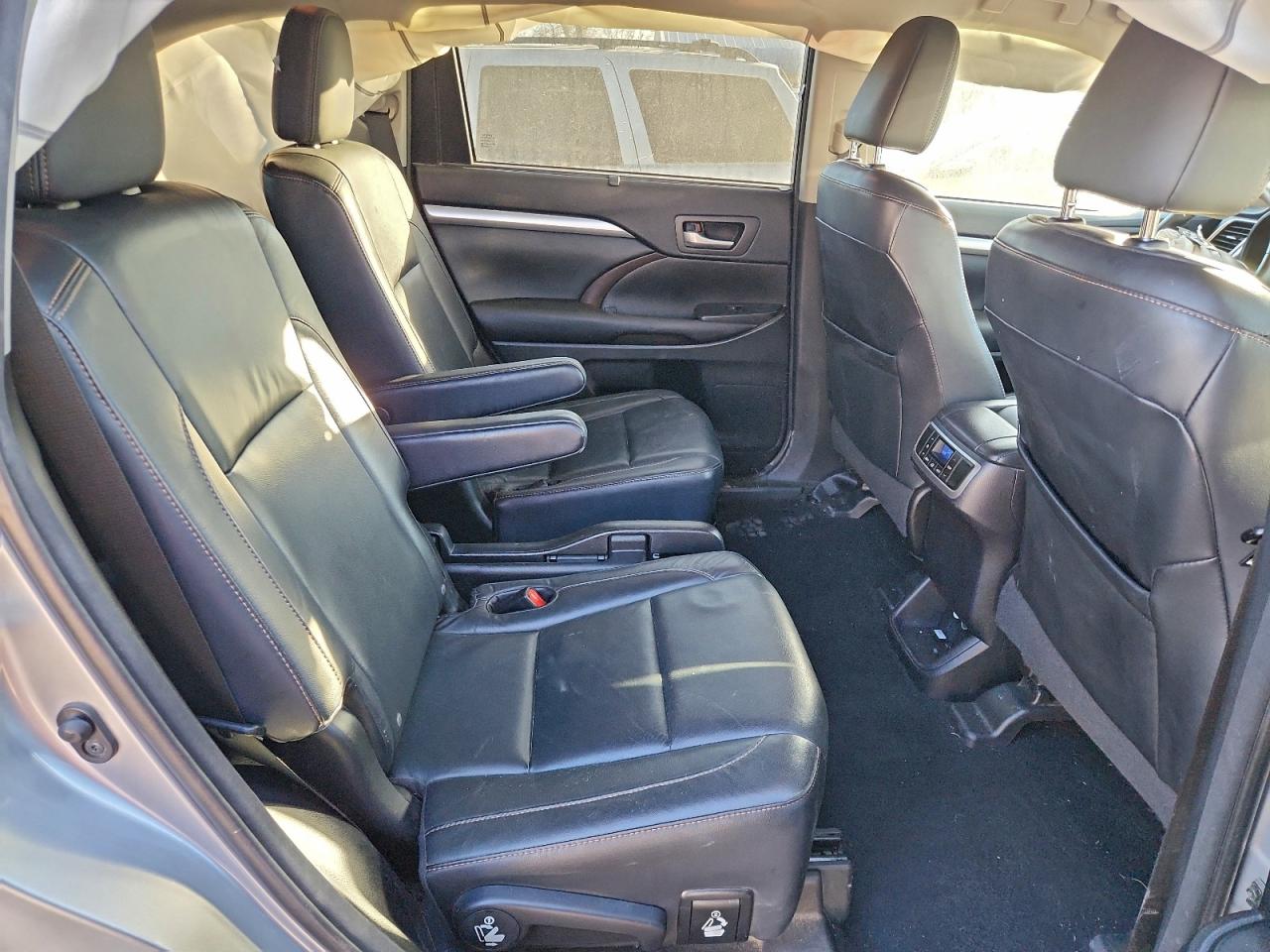 2016 TOYOTA HIGHLANDER XLE photo 11