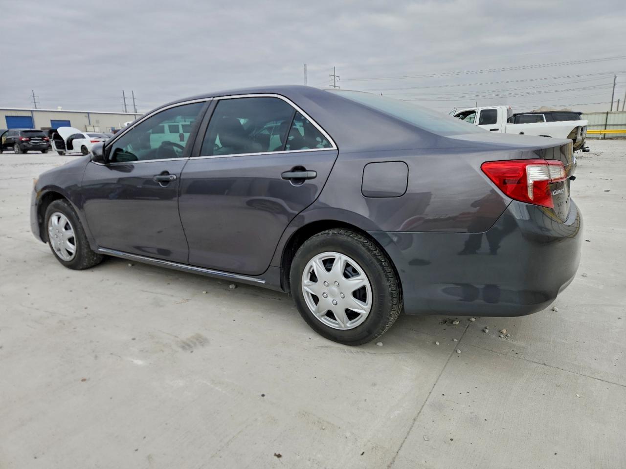 2014 TOYOTA CAMRY LE photo 2