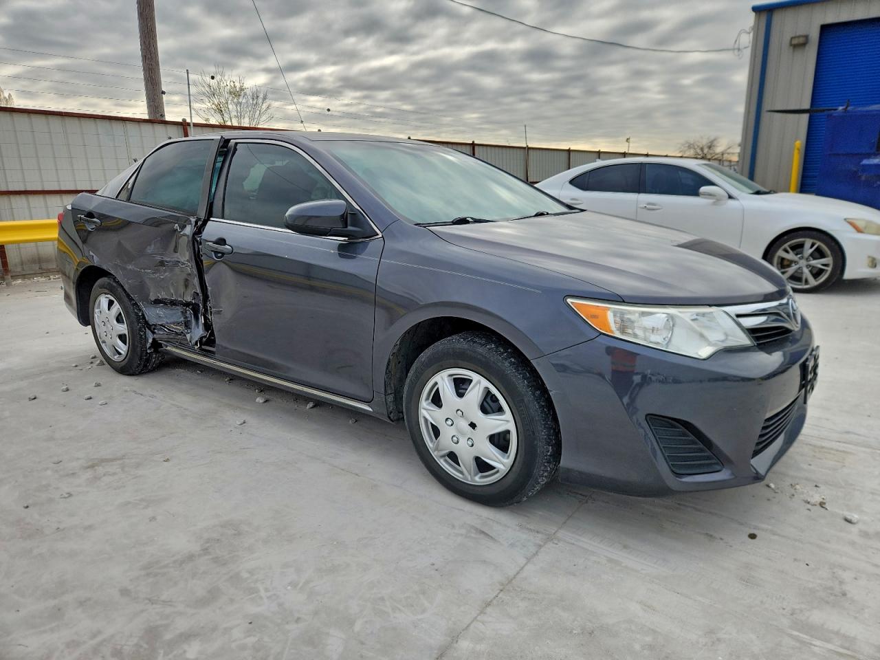 2014 TOYOTA CAMRY LE photo 4