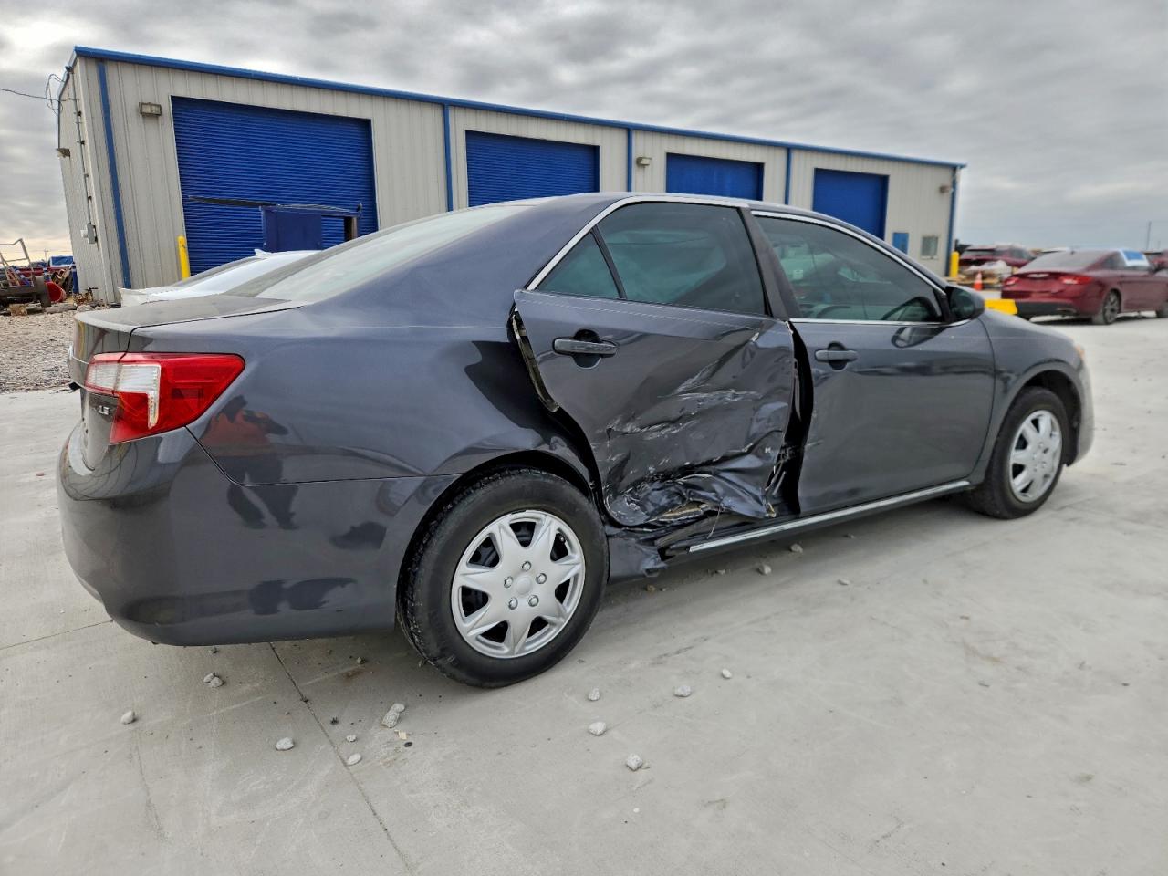 2014 TOYOTA CAMRY LE photo 3