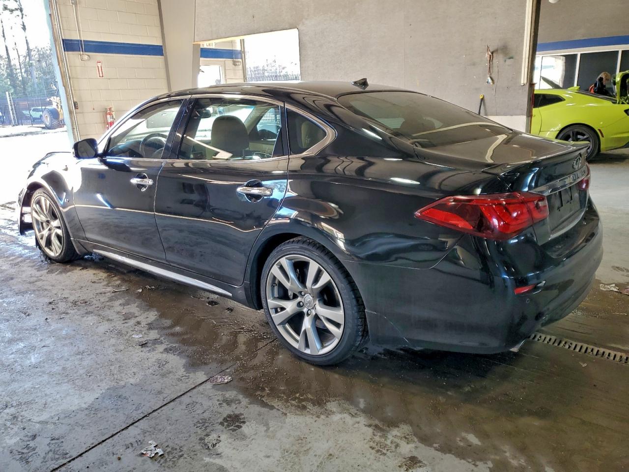 2017 INFINITI Q70L 3.7 photo 2