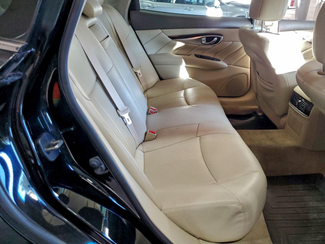 2017 INFINITI Q70L 3.7 photo 10