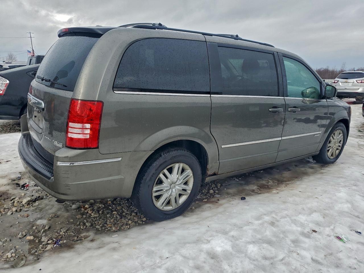 2010 CHRYSLER TOWN & COUNTRY TOURING photo 3