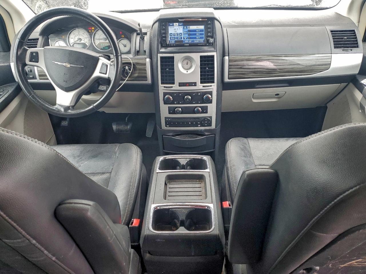 2010 CHRYSLER TOWN & COUNTRY TOURING photo 8