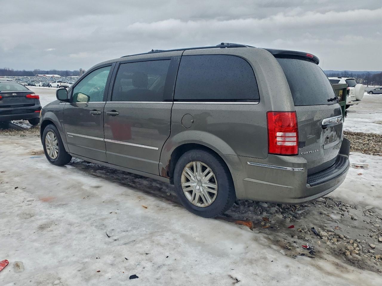 2010 CHRYSLER TOWN & COUNTRY TOURING photo 2