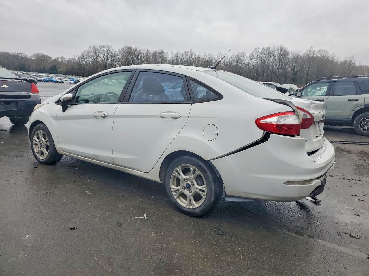 2015 FORD FIESTA SE photo 2