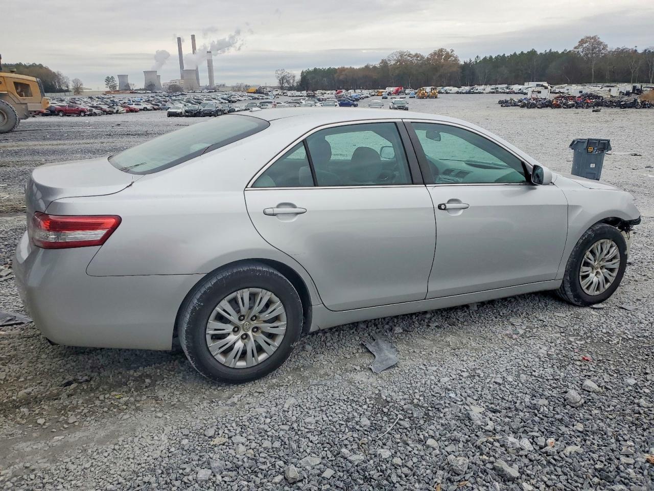 2011 TOYOTA CAMRY BASE photo 3