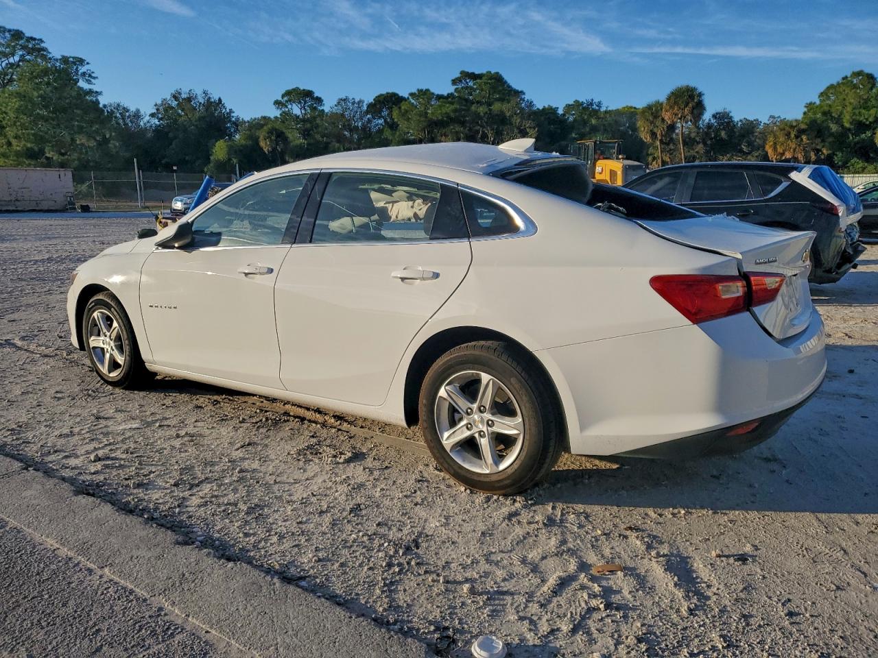 2023 CHEVROLET MALIBU LT photo 2