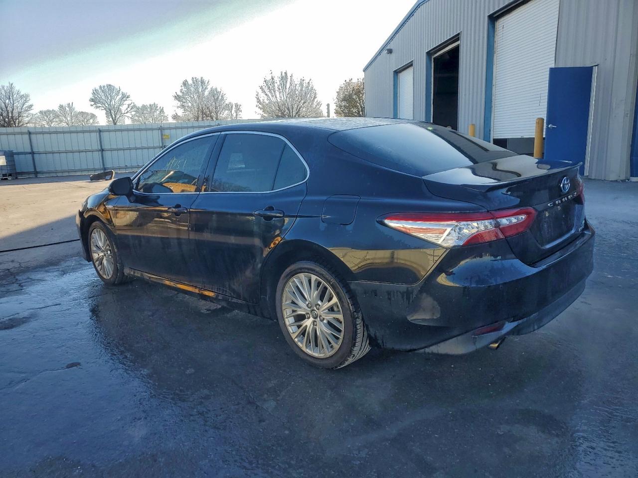 2018 TOYOTA CAMRY HYBRID photo 2