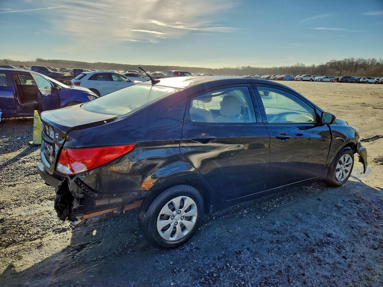 2016 HYUNDAI ACCENT SE photo 3