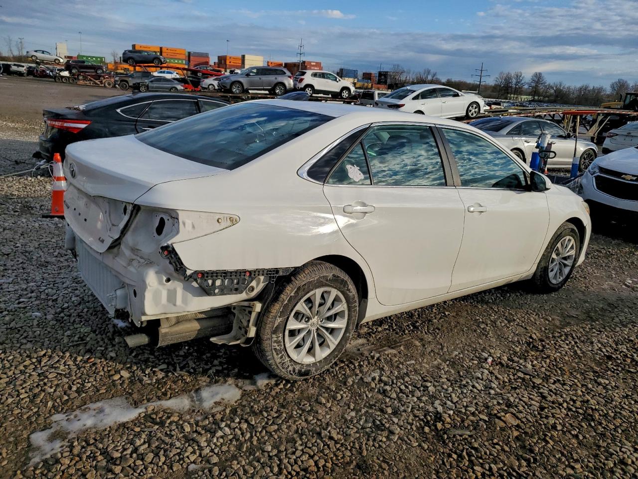 2015 TOYOTA CAMRY LE photo 3