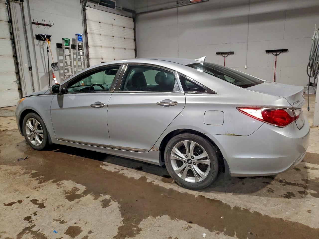 2011 HYUNDAI SONATA SE photo 2