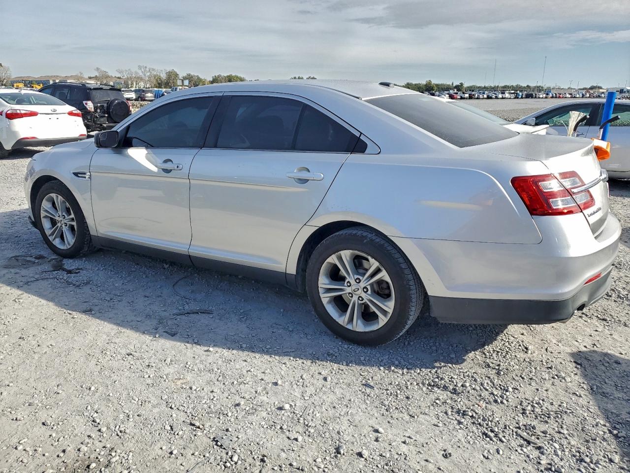 2016 FORD TAURUS SE photo 2