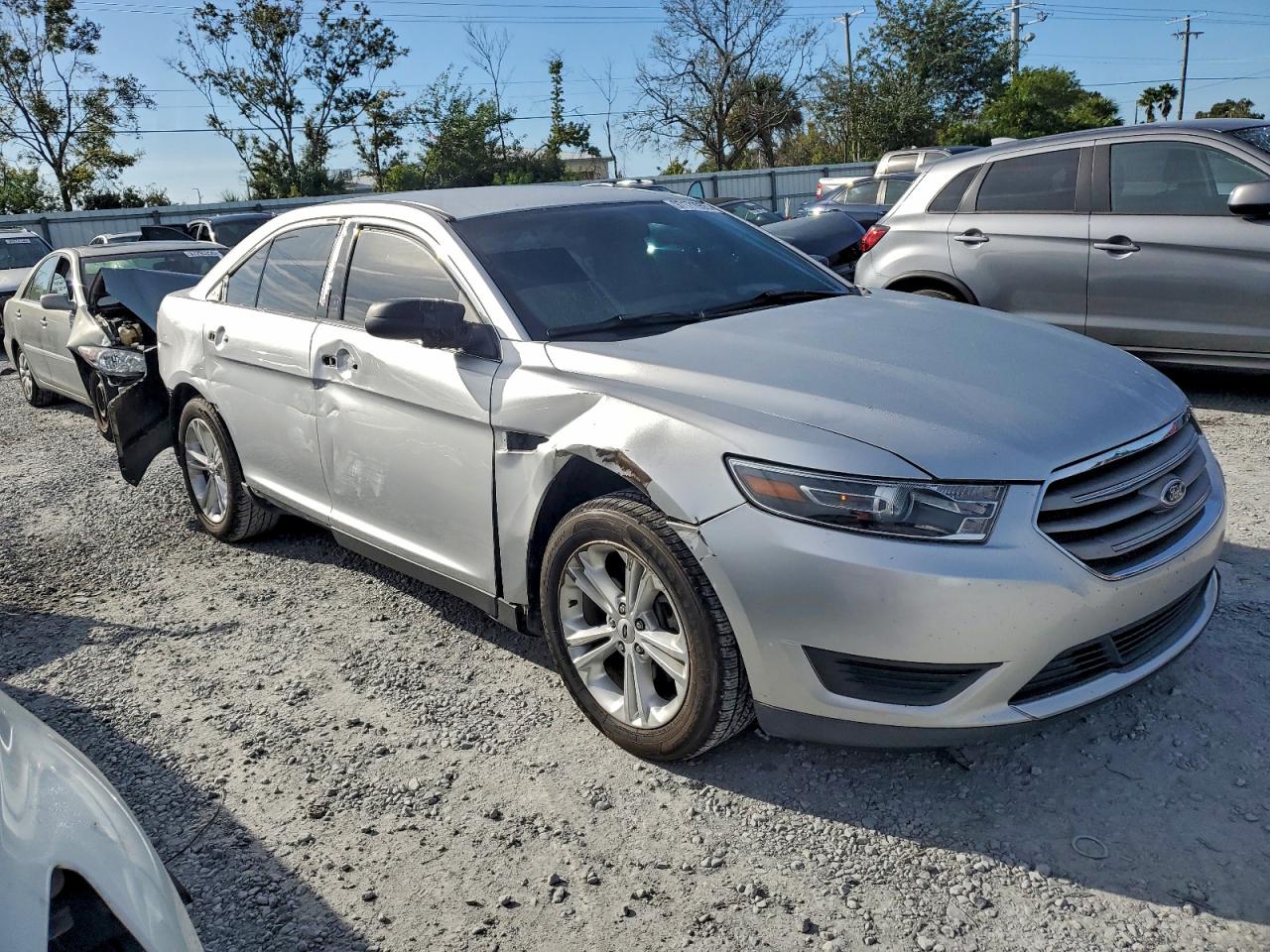 2016 FORD TAURUS SE photo 4