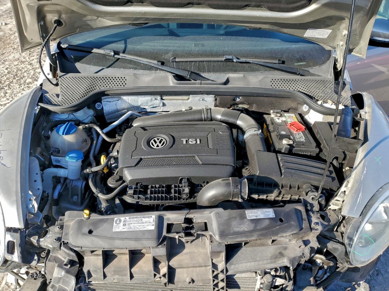 2016 VOLKSWAGEN BEETLE S/SE photo 11