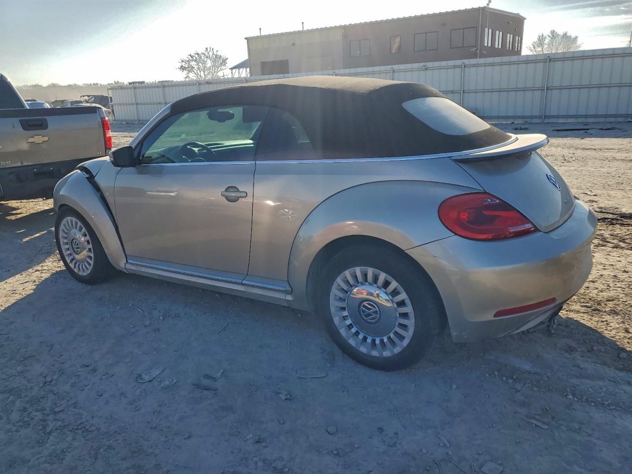 2016 VOLKSWAGEN BEETLE S/SE photo 2