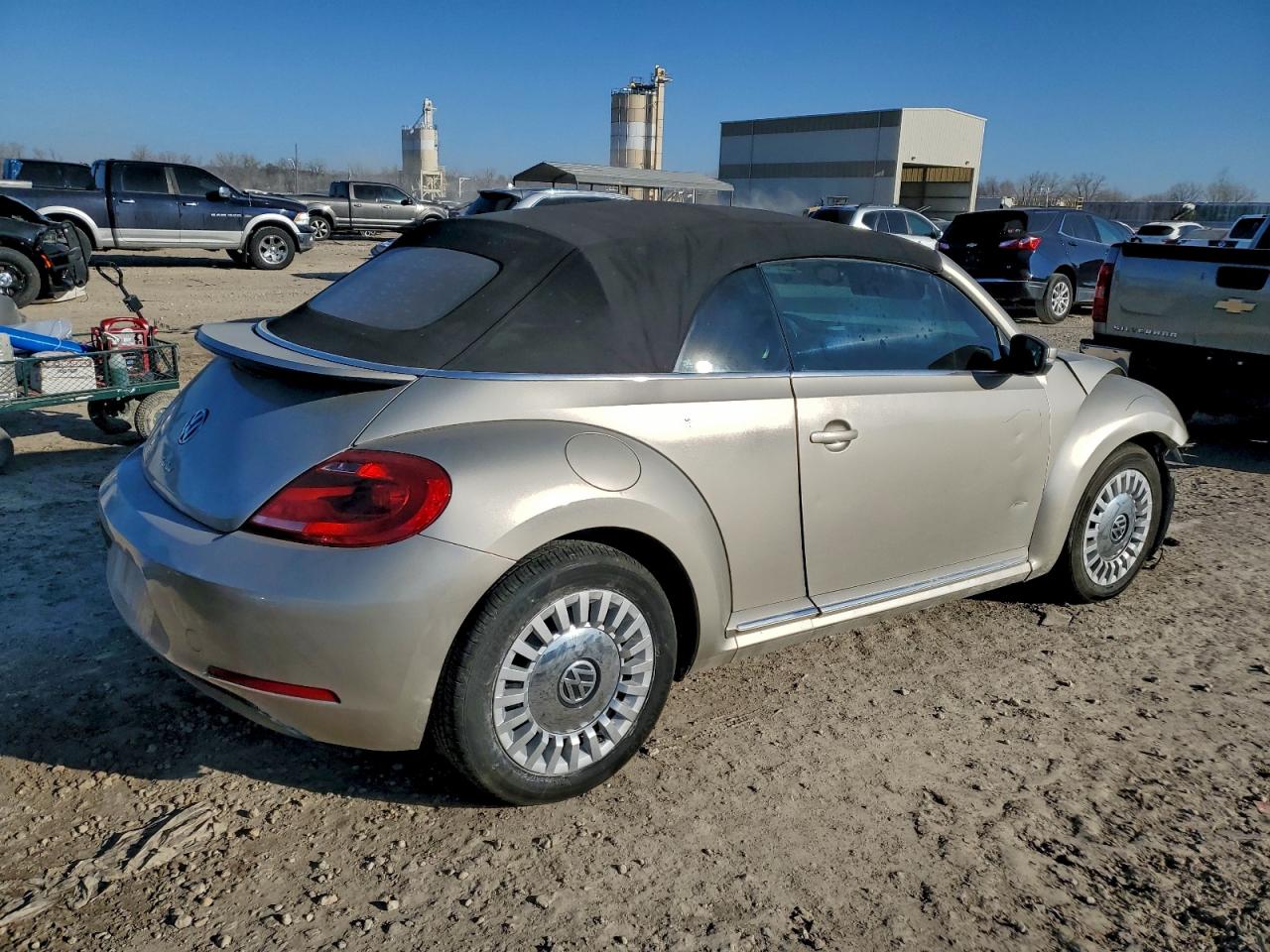 2016 VOLKSWAGEN BEETLE S/SE photo 3