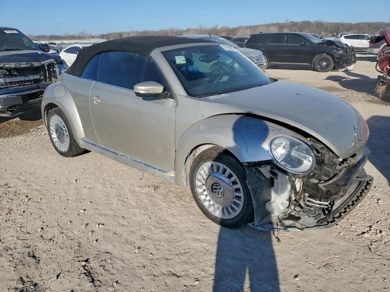 2016 VOLKSWAGEN BEETLE S/SE photo 4