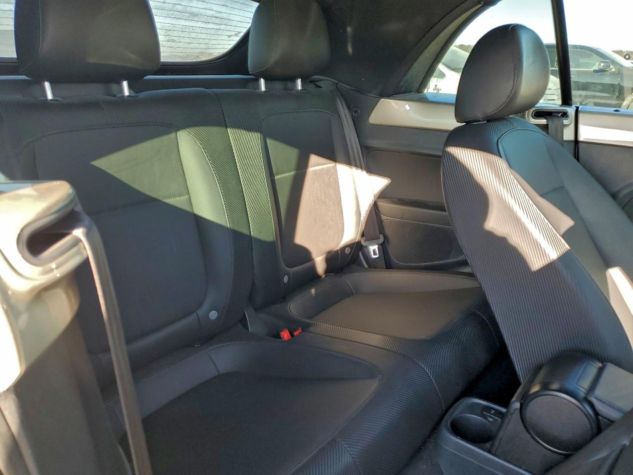 2016 VOLKSWAGEN BEETLE S/SE photo 10