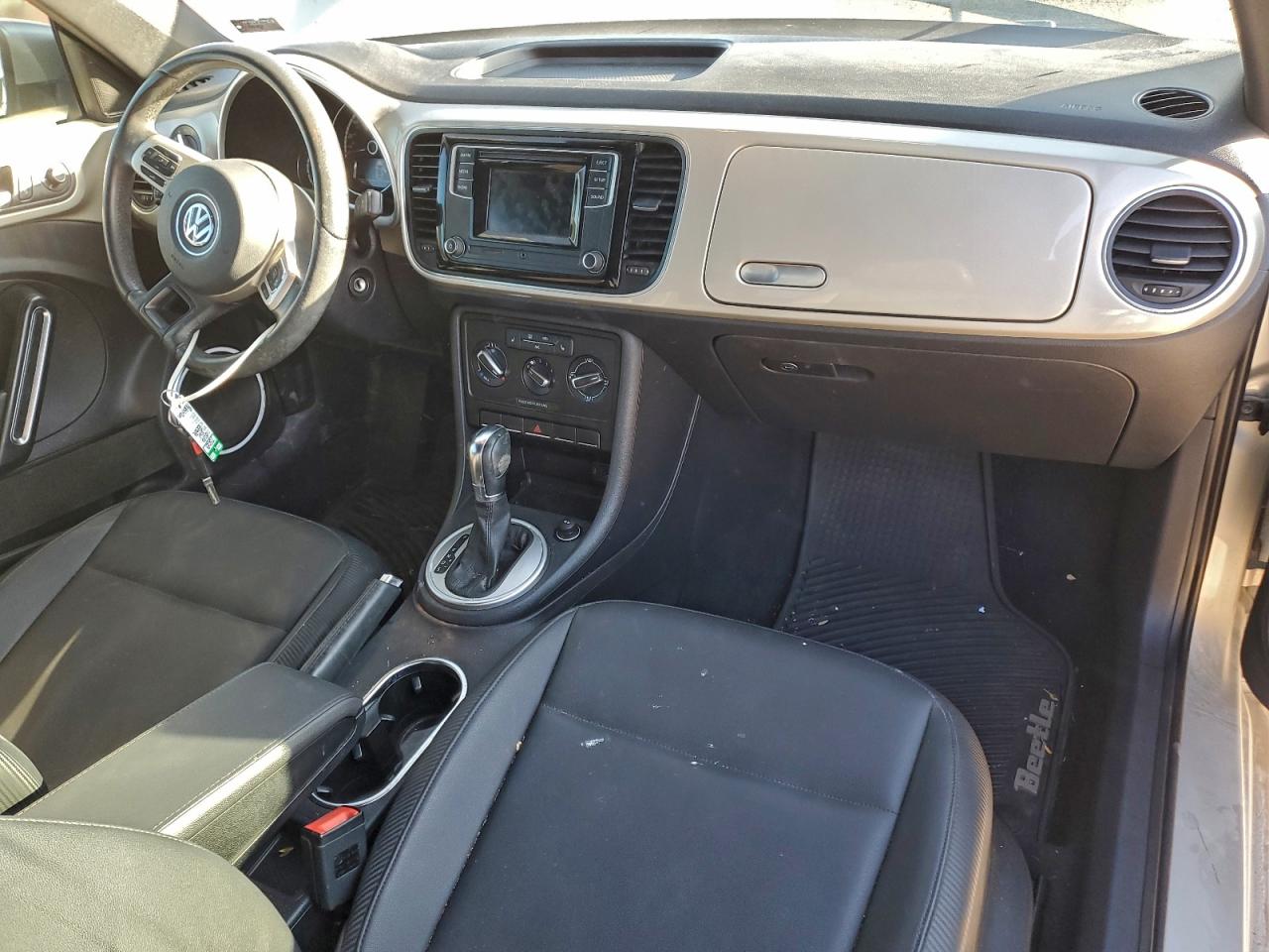 2016 VOLKSWAGEN BEETLE S/SE photo 8
