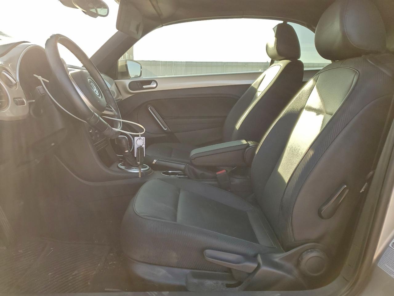 2016 VOLKSWAGEN BEETLE S/SE photo 7