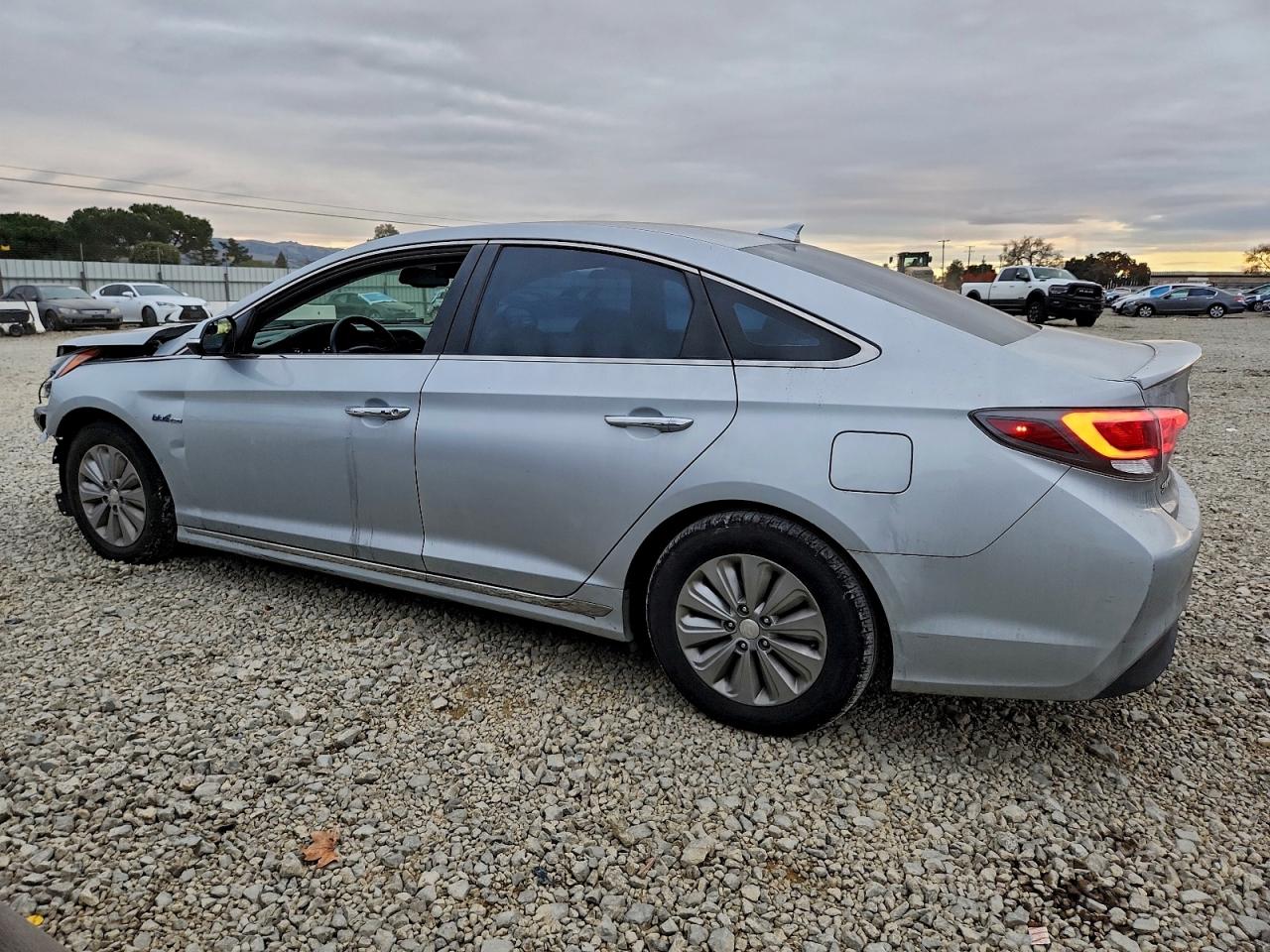2017 HYUNDAI SONATA HYBRID photo 2