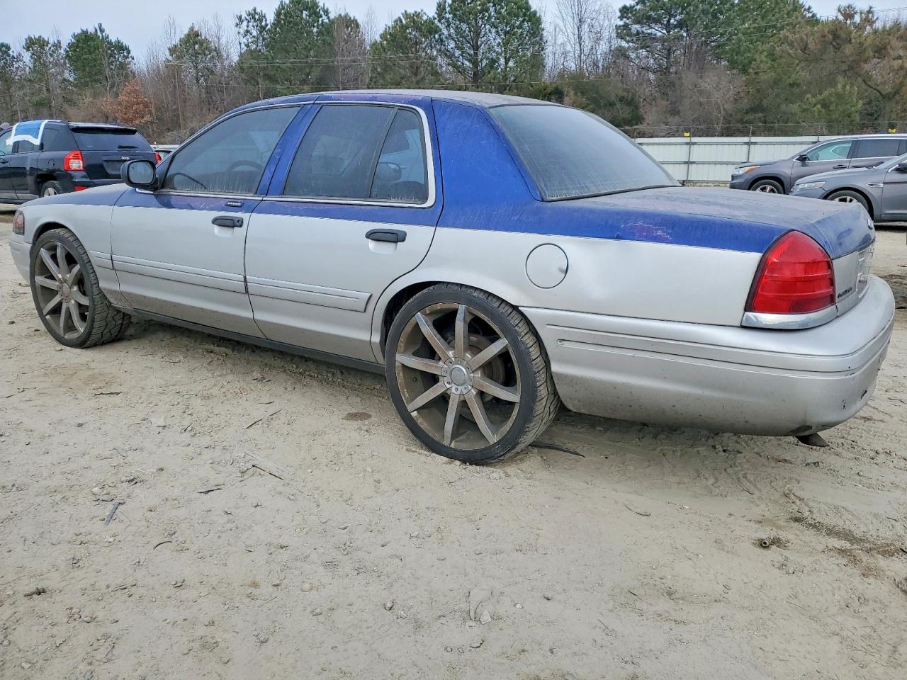 2004 FORD CROWN VICTORIA photo 2