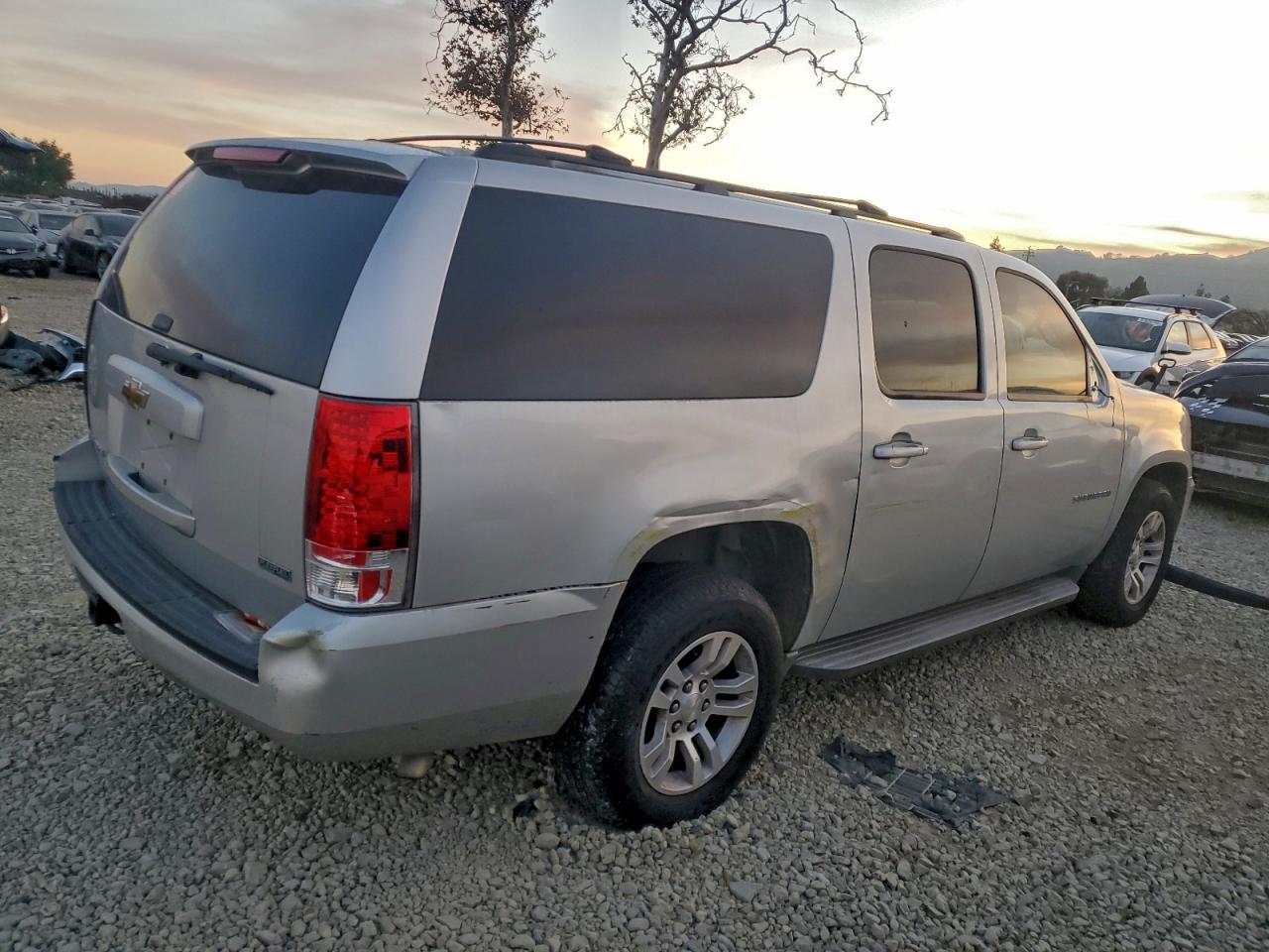 2010 CHEVROLET SUBURBAN C1500 LS photo 3