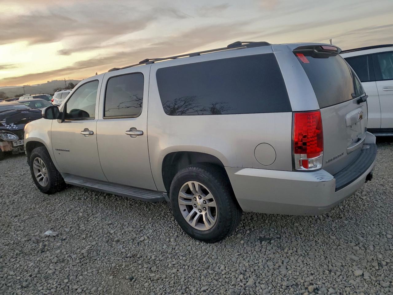2010 CHEVROLET SUBURBAN C1500 LS photo 2