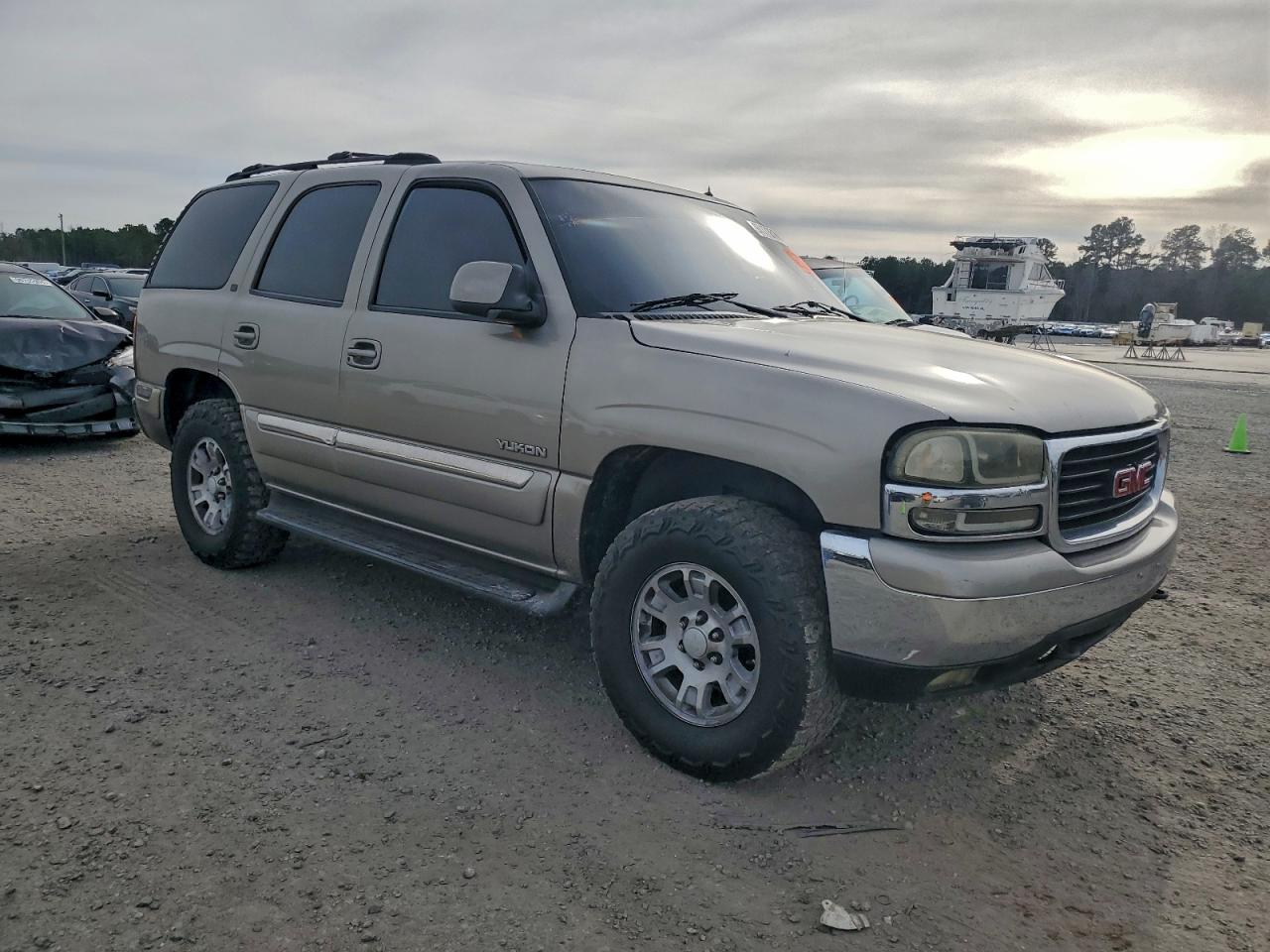 2002 GMC YUKON photo 4