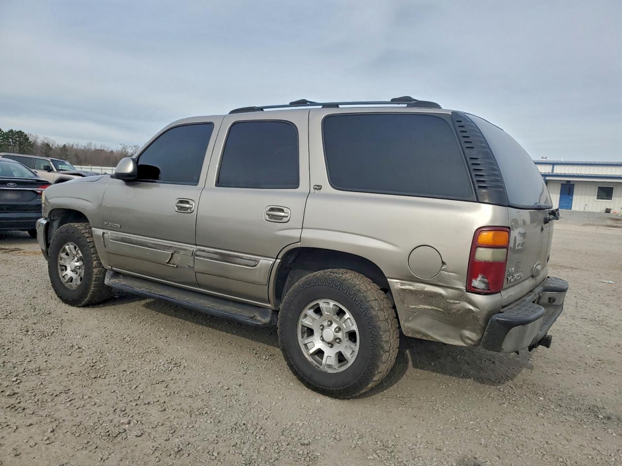 2002 GMC YUKON photo 2