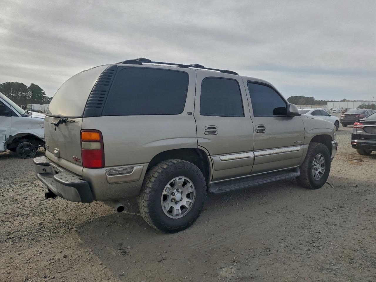 2002 GMC YUKON photo 3