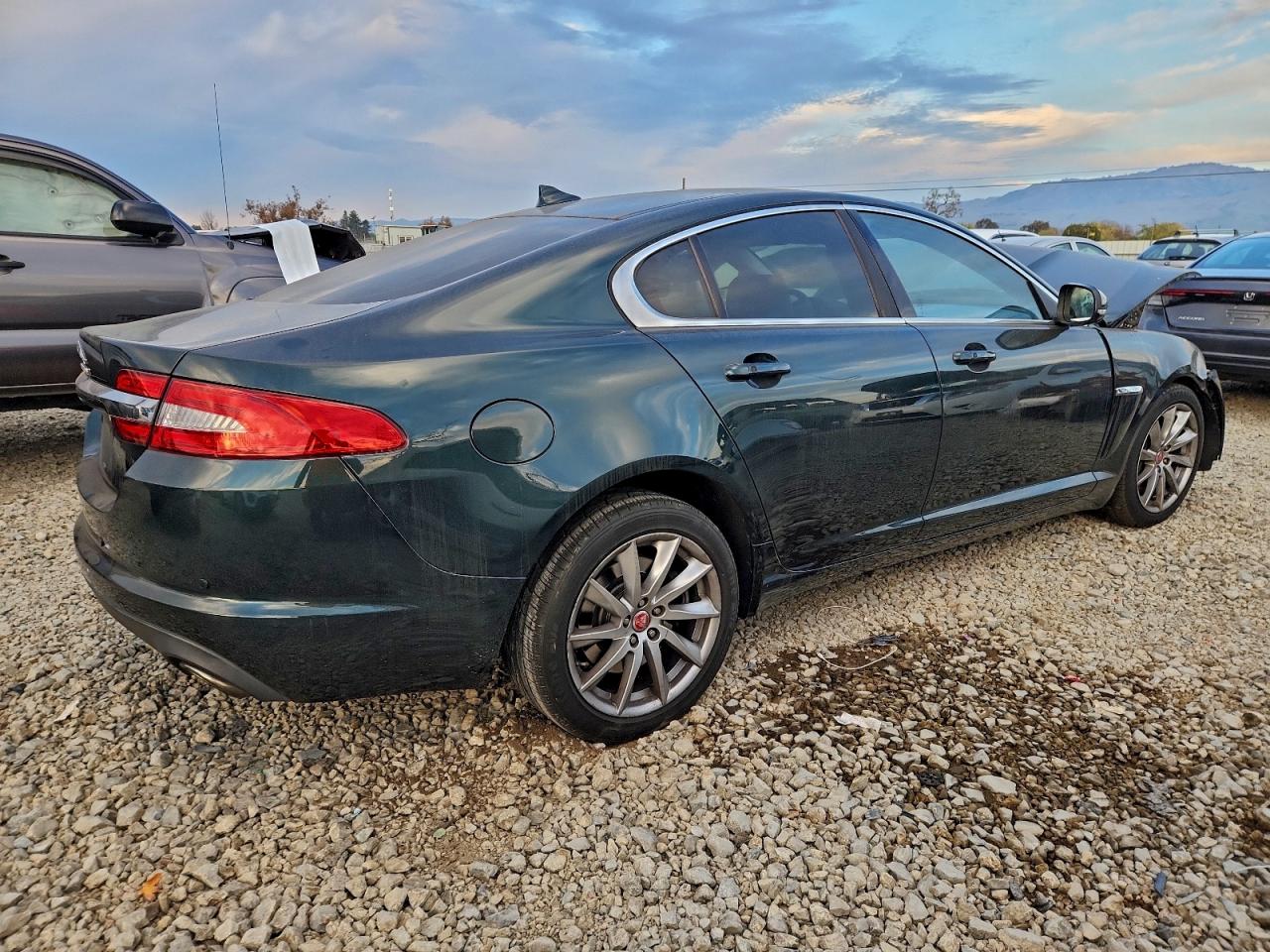 2015 JAGUAR XF 2.0T PREMIUM photo 3
