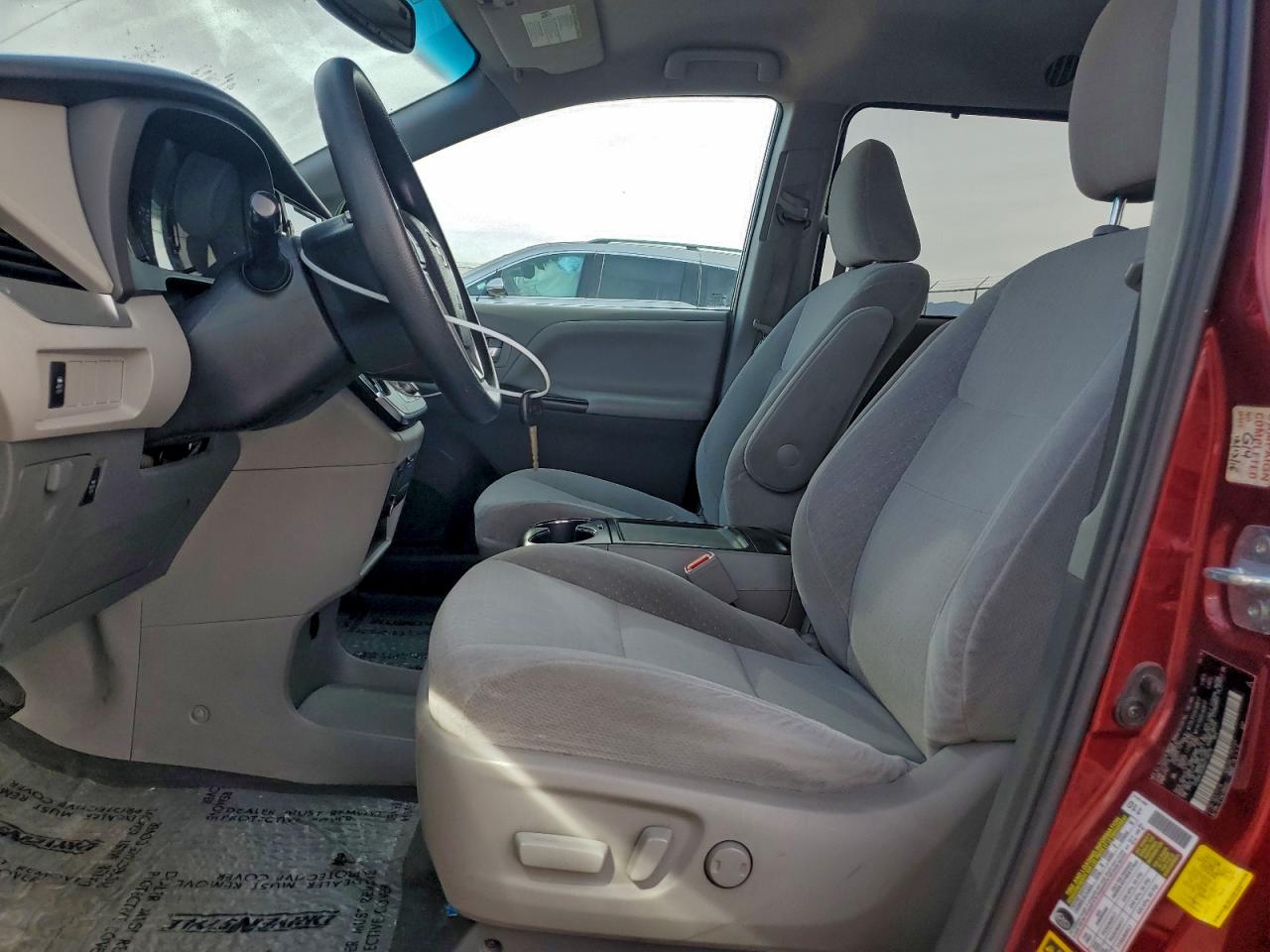 2016 TOYOTA SIENNA LE photo 7