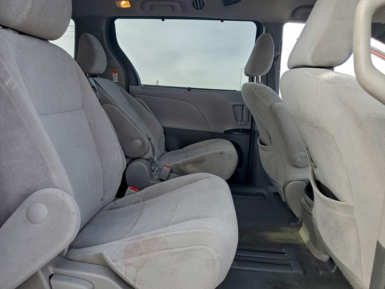 2016 TOYOTA SIENNA LE photo 11