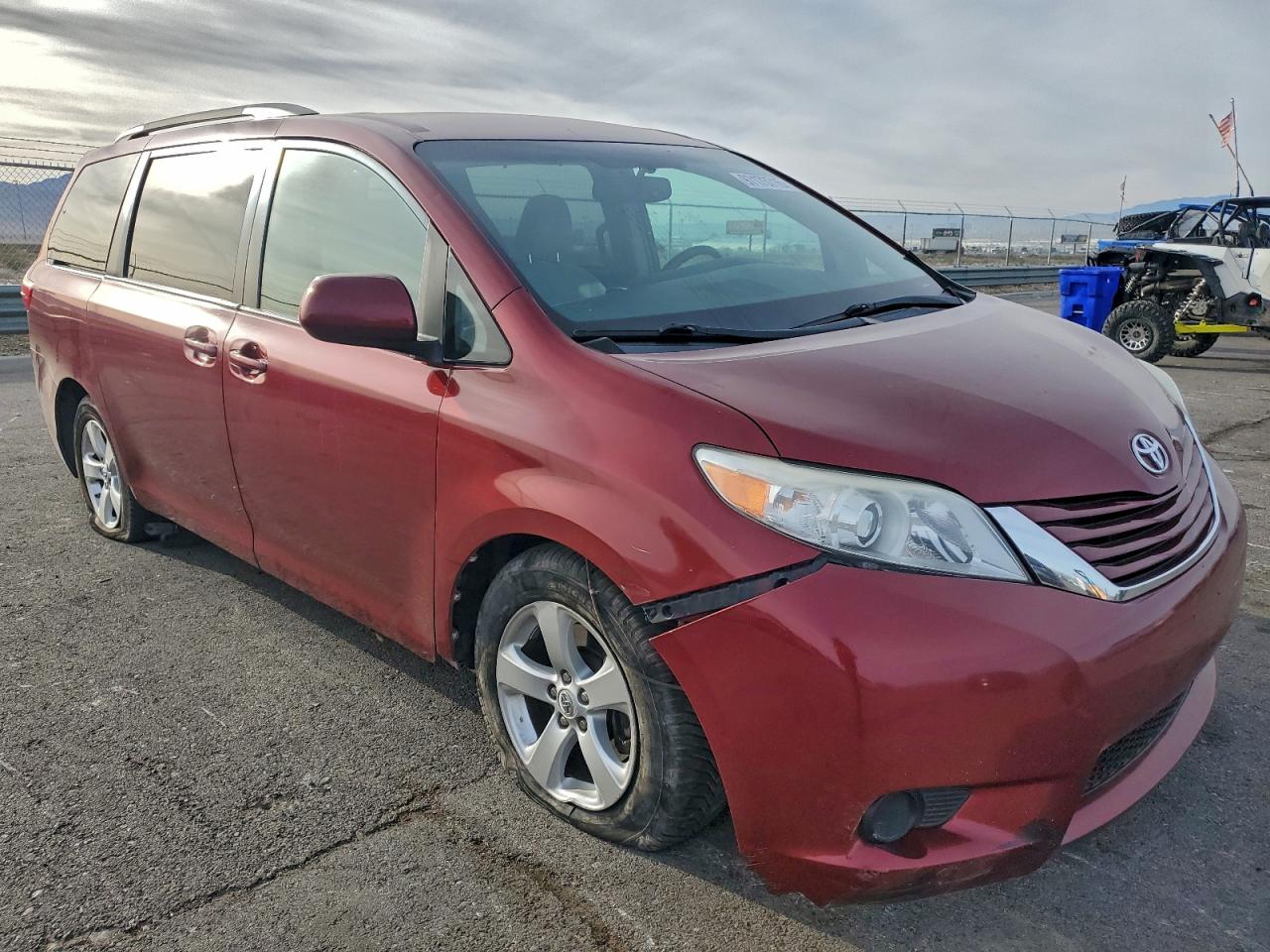 2016 TOYOTA SIENNA LE photo 4