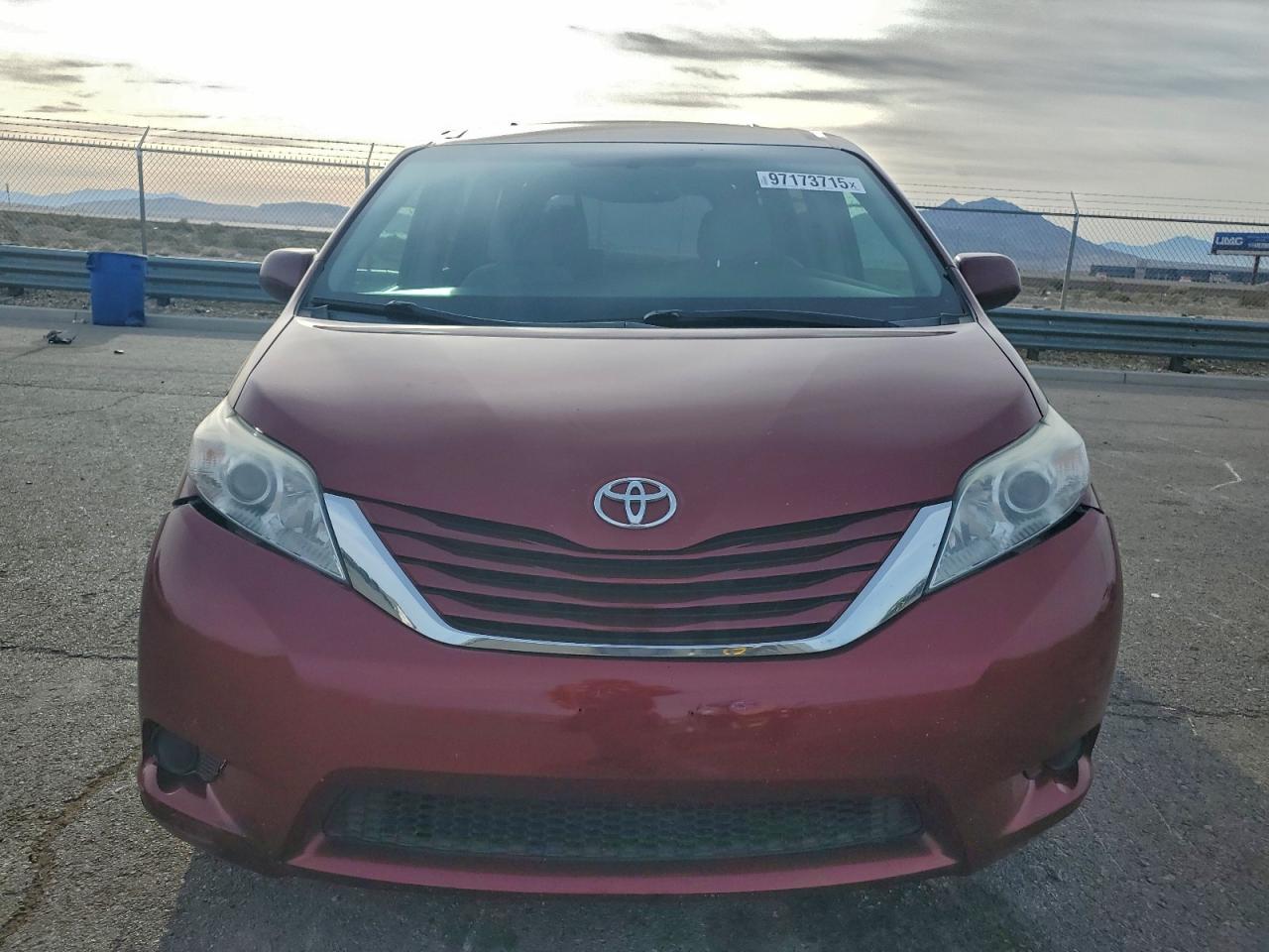 2016 TOYOTA SIENNA LE photo 5
