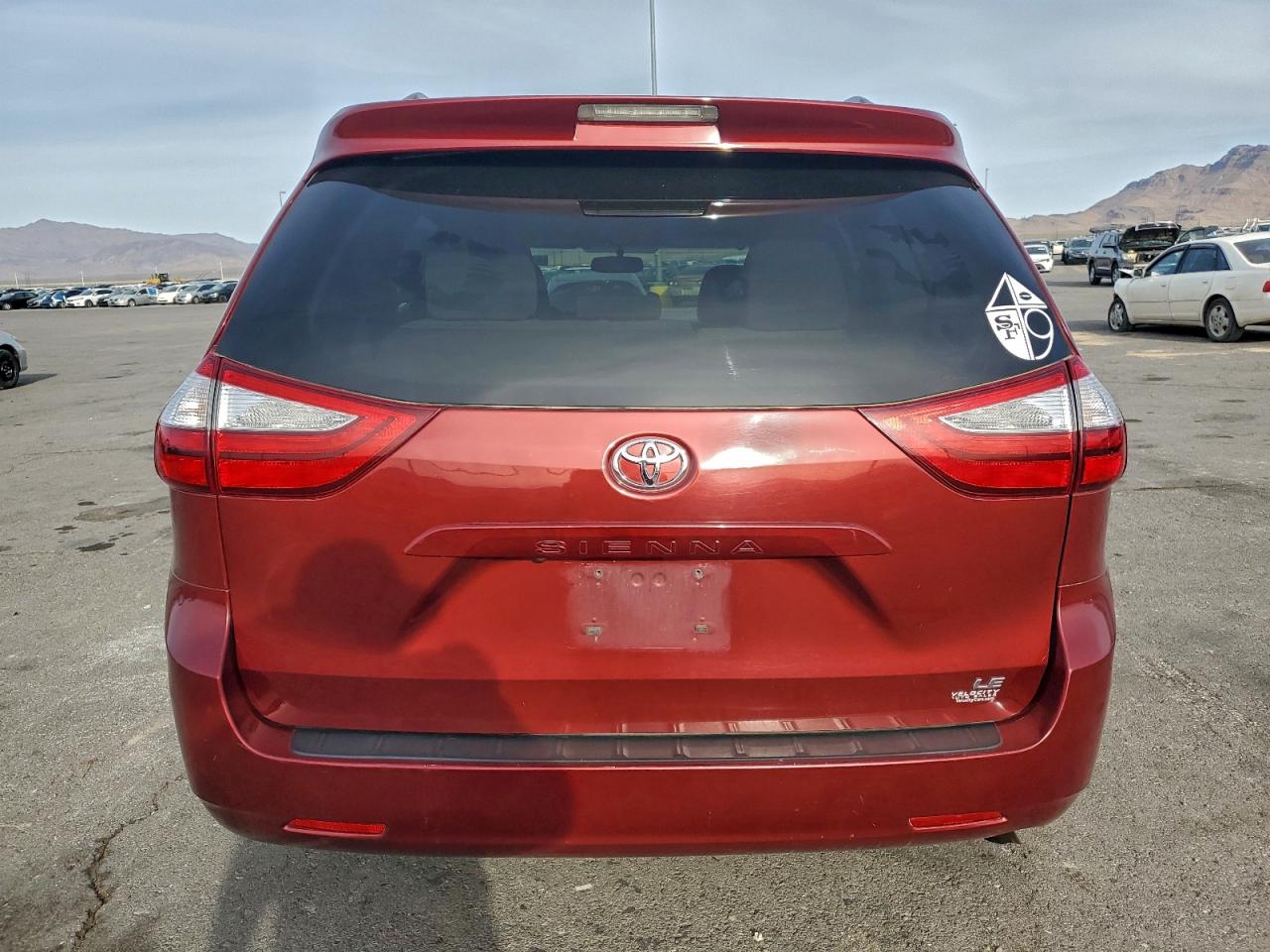 2016 TOYOTA SIENNA LE photo 6