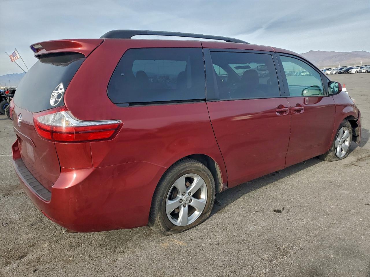 2016 TOYOTA SIENNA LE photo 3