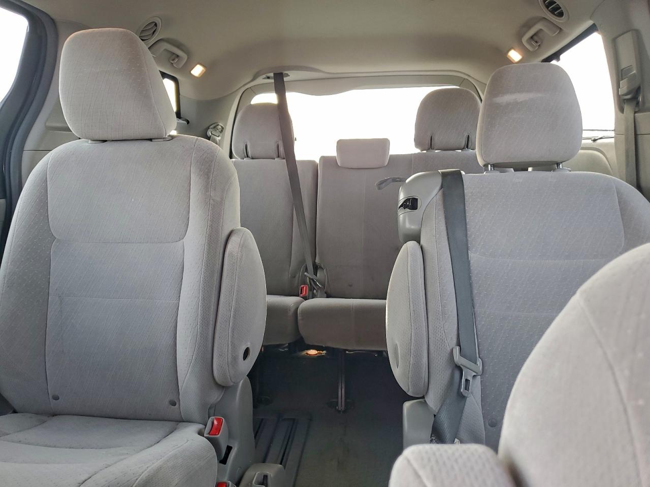 2016 TOYOTA SIENNA LE photo 10