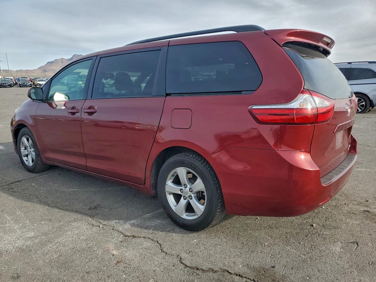 2016 TOYOTA SIENNA LE photo 2