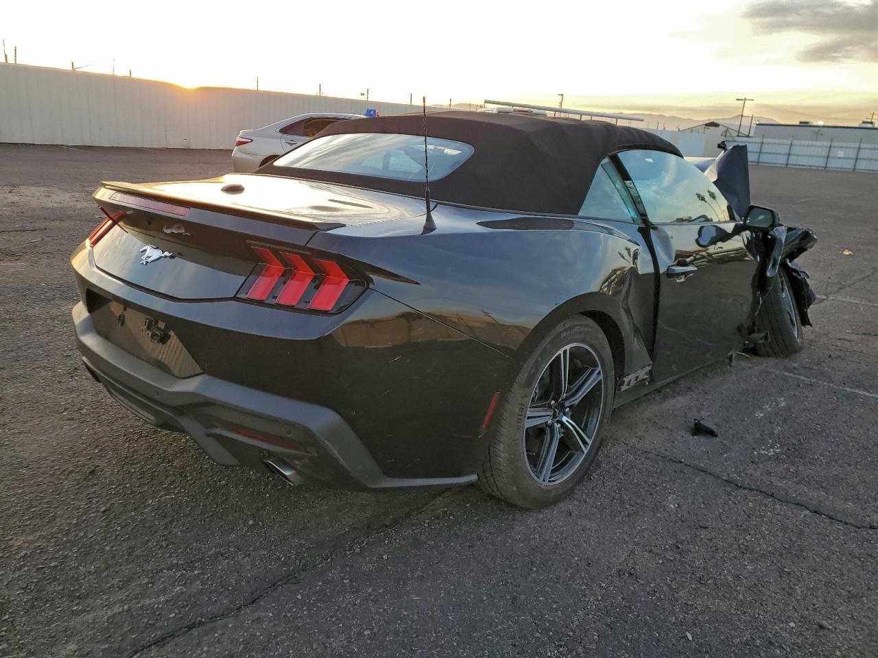 2025 FORD MUSTANG photo 3