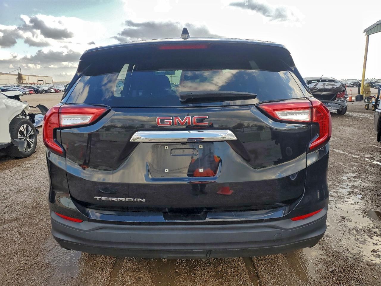 2024 GMC TERRAIN SLE photo 6