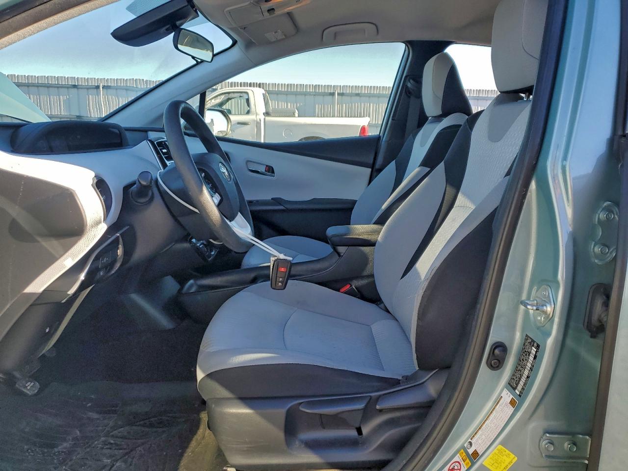 2017 TOYOTA PRIUS photo 7